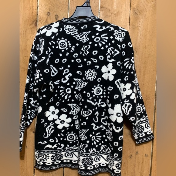 Vintage 80’s ADELE Acrylic Black & white Geometric Flower Sweater - Picture 3 of 14